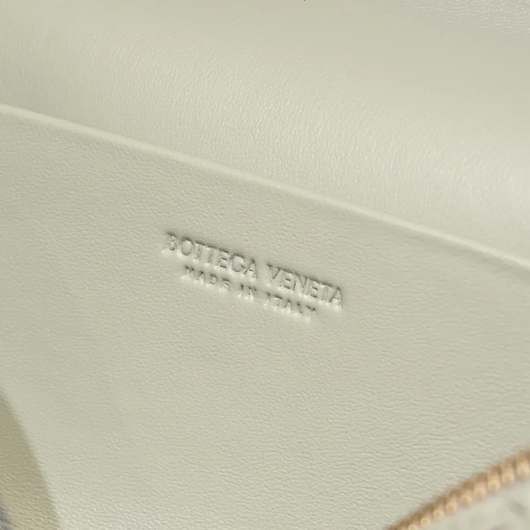 Batch 1360 Bottega Veneta 24 spring and summer woven zipper crossbody bag. A crossbody bag that can be used as a cosmetic bag. The exquisite weaving and compact body are an indispensable accessory for the upcoming summer. The double zipper also better protects the bag. It has a large capacity. If you like it, don’t miss it. Style number: 9109 Size: 22*12.5*5cm